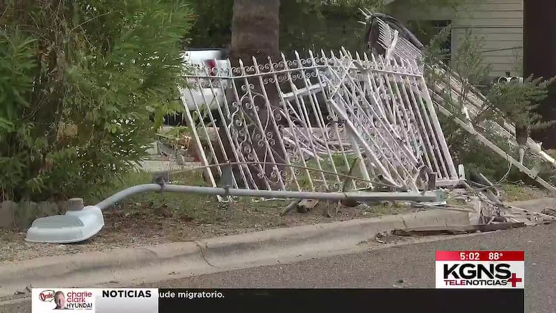 Vecinos reaccionan tras volcadura por persecución en el este de Laredo; sospechoso sigue prófugo