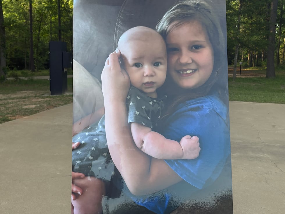 Adrian Thompson, de 8 años (derecha).