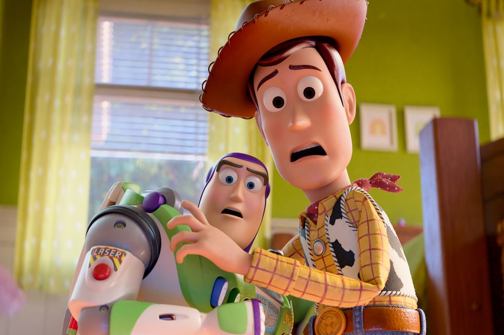Esta imagen publicada por Disney muestra a los personajes Buzz Lightyear, con la voz de Tim...
