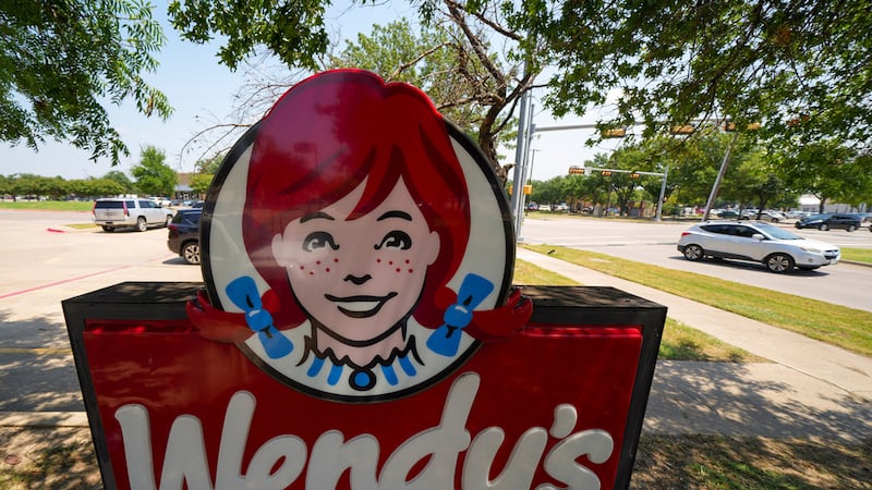 Un letrero de Wendy's el martes 5 de agosto de 2025, en un restaurant en Garland, Texas. (AP...