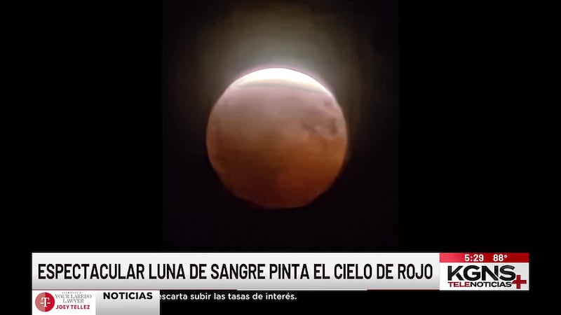 Espectacular "Luna de Sangre" pinta el cielo de rojo