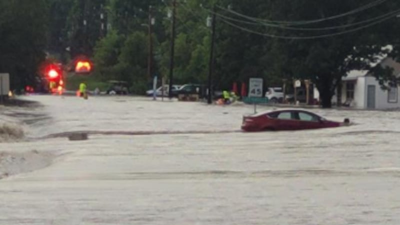 Un auto atrapado en medio de la inundación en el campamento Twin Rivers en Lesterville,...