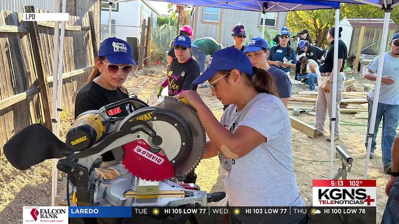 Mujeres policía de Laredo se unen a Habitat for Humanity para ayudar a familia