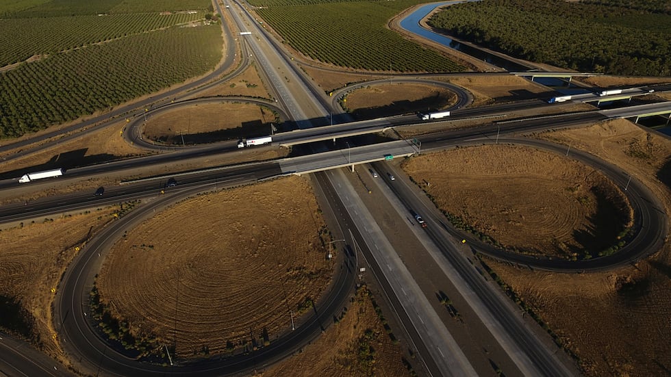 Camiones de carga circulan en dirección norte sobre la autopista interestatal 5, el 3 de...