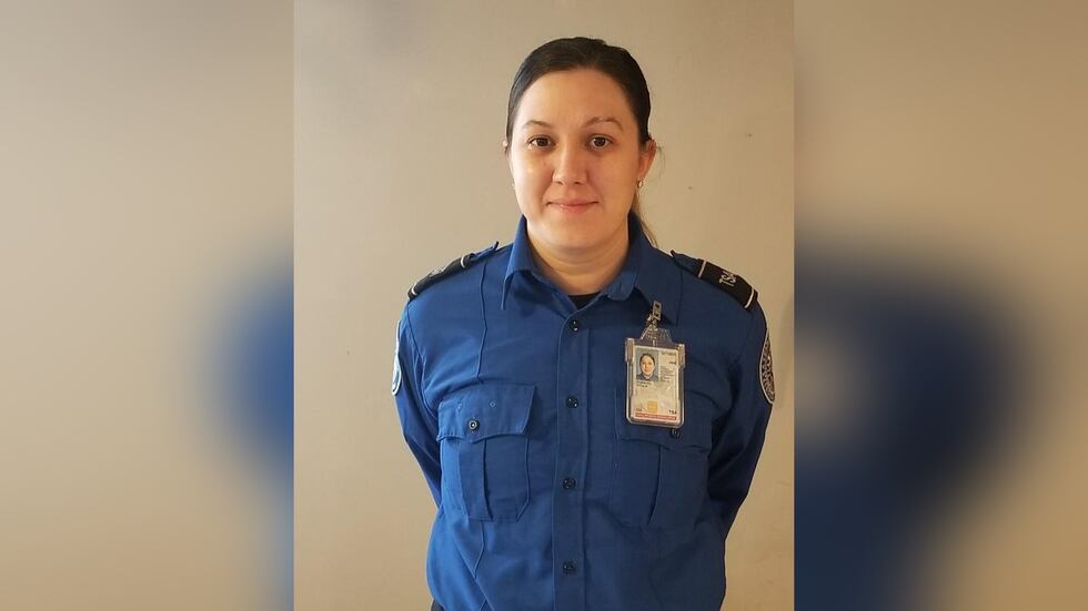 La oficial de la TSA Cecilia Morales, una técnica médica de emergencia capacitada con 10 años...