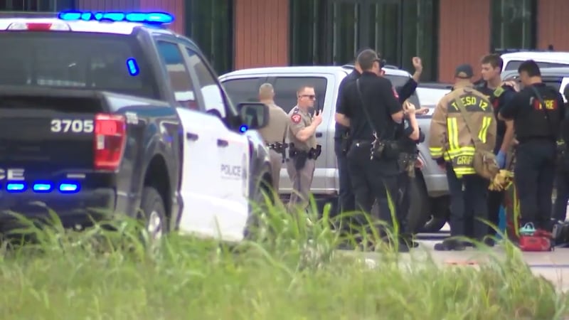 En esta imagen extraída de un vídeo proporcionado por KVUE, los servicios de emergencia...
