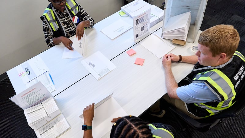 Empleados de la Junta Electoral del condado de Wake preparan boletas de voto en ausencia para...