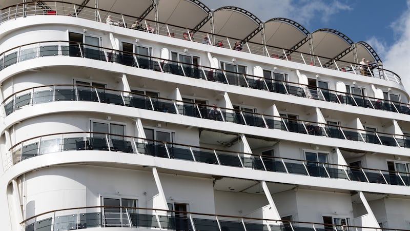 Pasajeros a bordo del crucero británico Ambition luego de que las autoridades francesas...