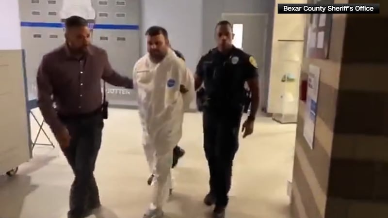 Daniel Antonio Pérez, de 40 años (en el centro), está acusado de matar a tiros a dos de sus...