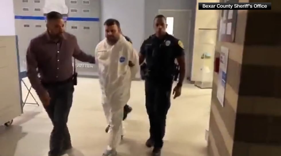 Daniel Antonio Pérez, de 40 años (en el centro), está acusado de matar a tiros a dos de sus...