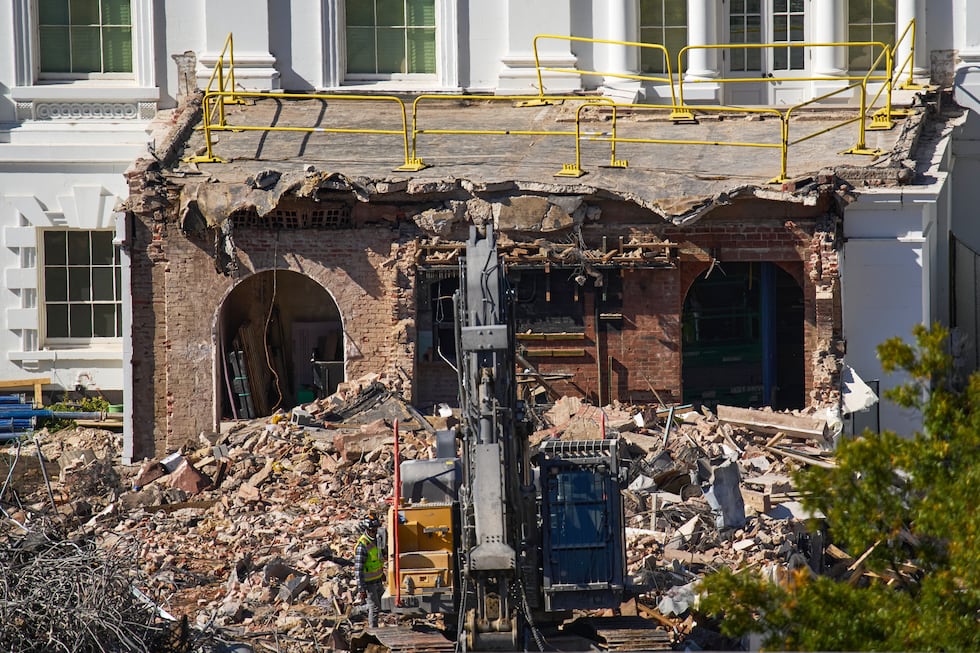 Un cúmulo de escombros rodea la demolición de una gran parte del Ala Este de la Casa Blanca el...