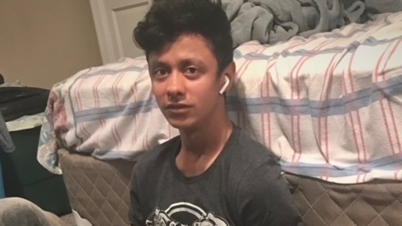 Esta foto proporcionada por Henry Castro muestra al hondureño Josué Castro Rivera sosteniendo...