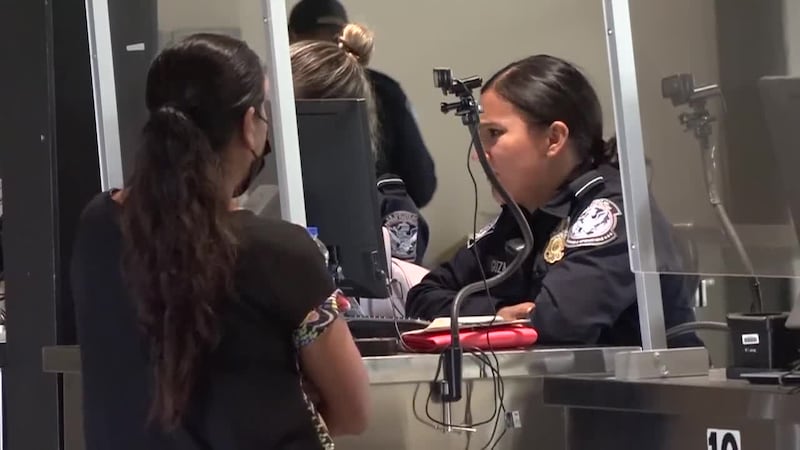 Tomarán fotos y biométricos de los extranjeros al entrar y salir de Estados Unidos