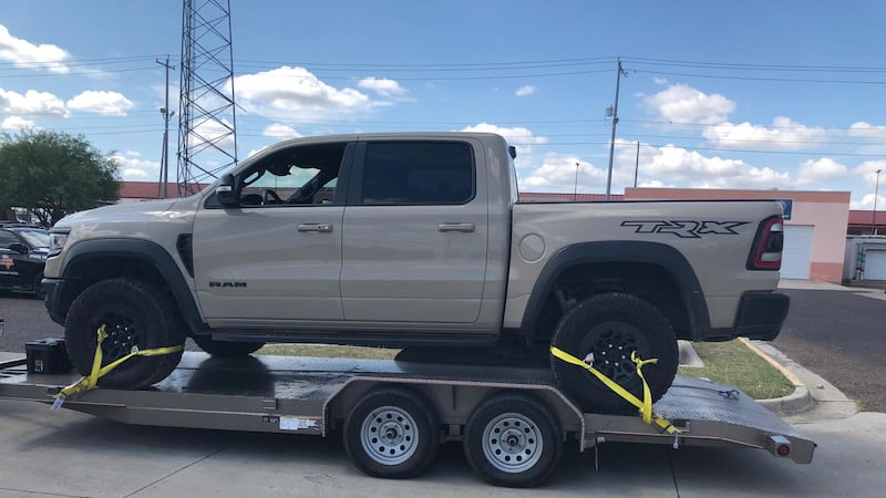 El vehículo robado es una camioneta Dodge modelo TRX año 2023