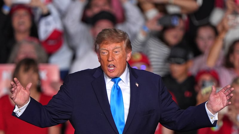 El presidente Donald Trump llega para una concentración electoral en Grand Island, Nebraska,...