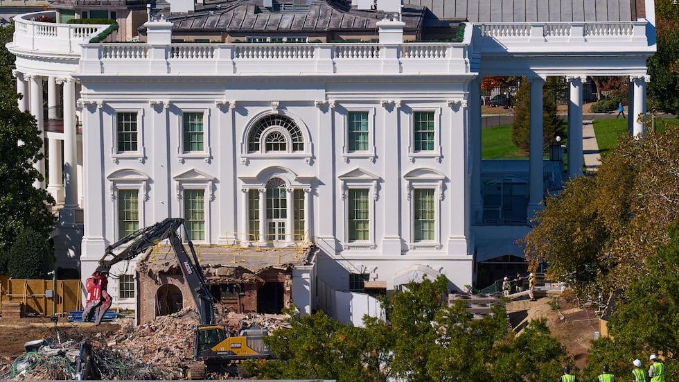 Vista de la demolición del Ala Este de la Casa Blanca el jueves 23 de octubre de 2025 en...