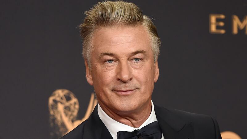 ARCHIIVO - Alec Baldwin posa en la sala de prensa con el premio al actor de reparto destacado...