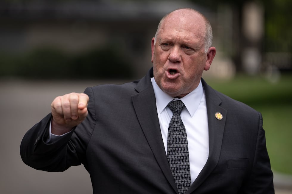 El coordinador de la Casa Blanca para la política fronteriza, Tom Homan, habla con periodistas...
