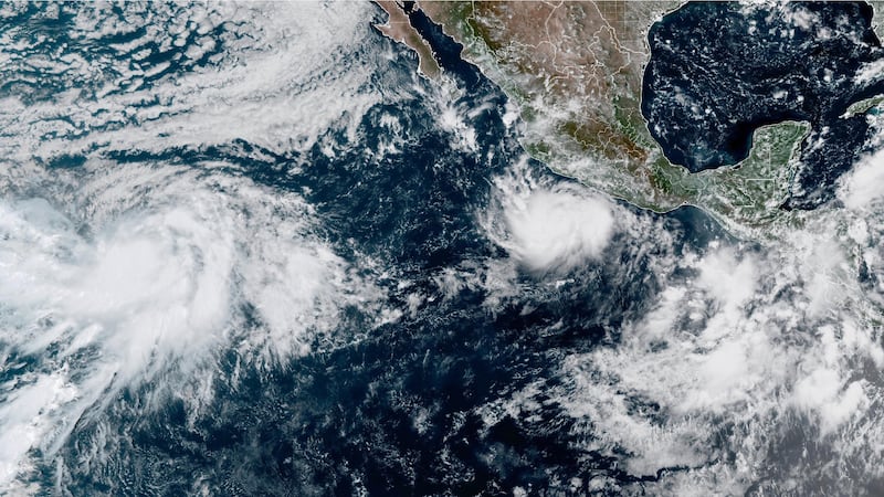 Esta imagen proporcionada por la NOAA muestra al huracán Polo intensificándose en el océano...