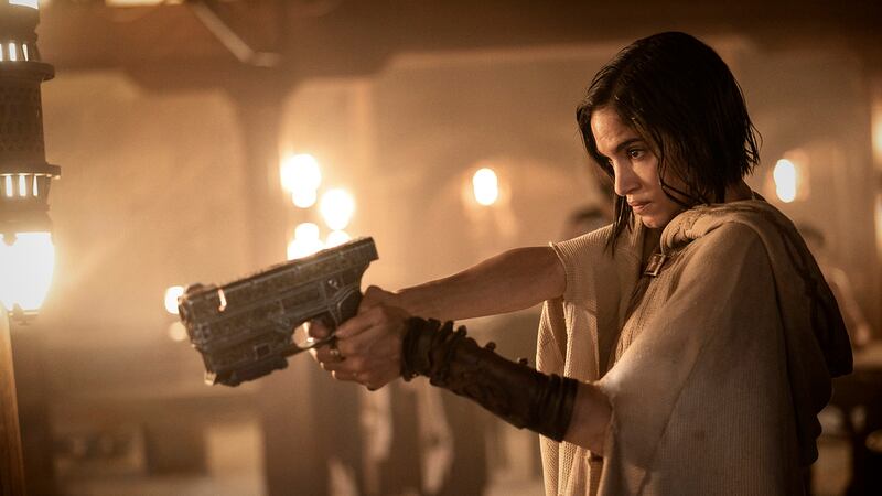 En esta imagen proporcionada por Netflix, Sofia Boutella en una escena de "Rebel Moon: Part...
