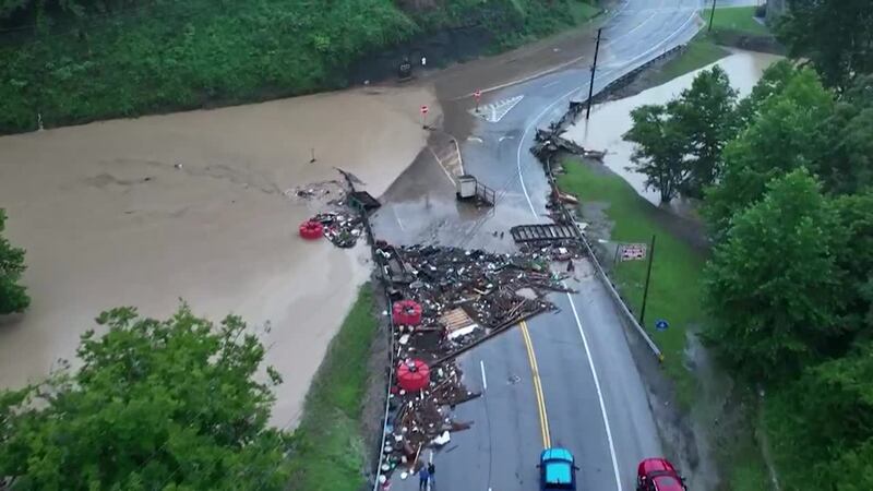 Las inundaciones asolaron el este de Kentucky, matando a decenas.