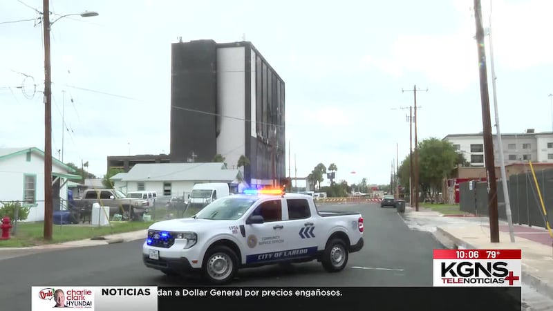 Retiran vehículos del estacionamiento del DoubleTree para estabilizar estructura dañada
