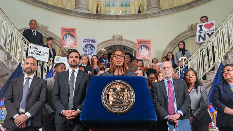 La fiscal general de Nueva York Letitia James habla en el anuncio de la demanda presentada por...