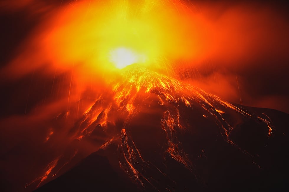 Flujo de lava que emerge del cráter del volcán Fuego, visto desde San Juan Alotenango,...