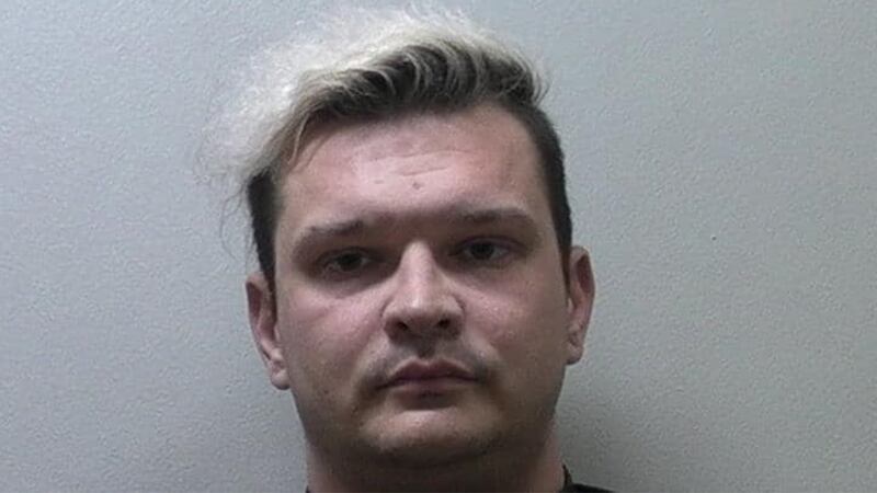 Dustin Vandegrift, de 36 años, enfrenta múltiples cargos después de que las autoridades dicen...