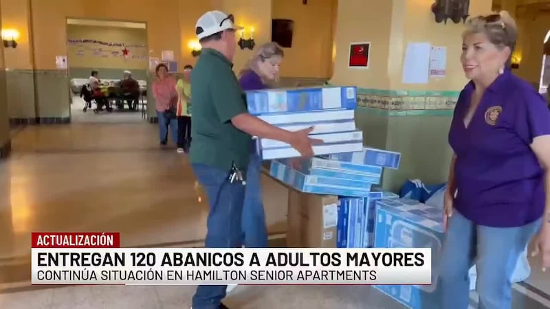 Entregan 120 abanicos a residentes de Hamilton Senior Apartments