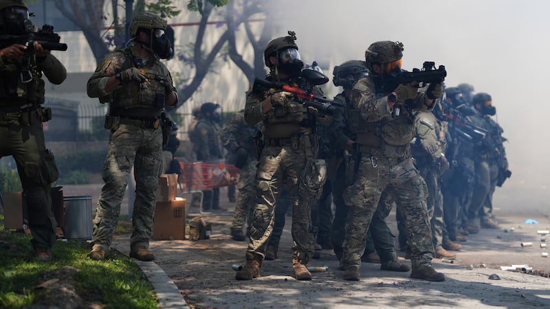 Policías se enfrentan con manifestantes después de que las autoridades federales de...