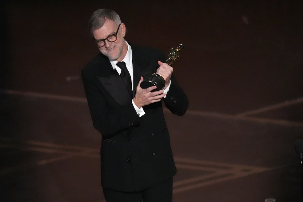 Paul Thomas Anderson recibe el premio a la mejor dirección por "One Battle After Another"...