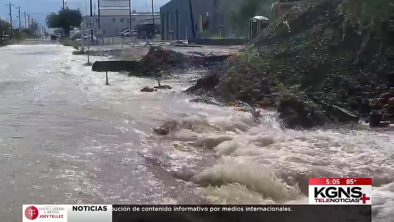 Fuertes lluvias en Laredo causan hundimiento de pavimento y cierre en Las Cruces