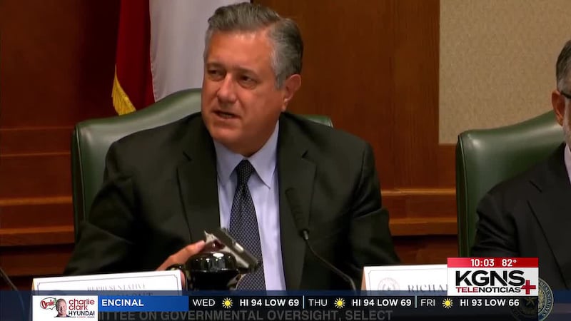 Representante estatal de Laredo muestra arma durante audiencia legislativa
