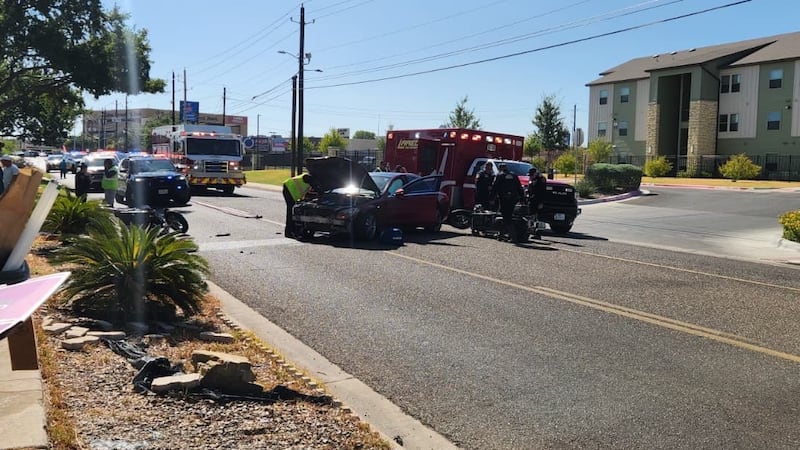 Accidente entre dos motocicletas y un vehículo en Hillside Road