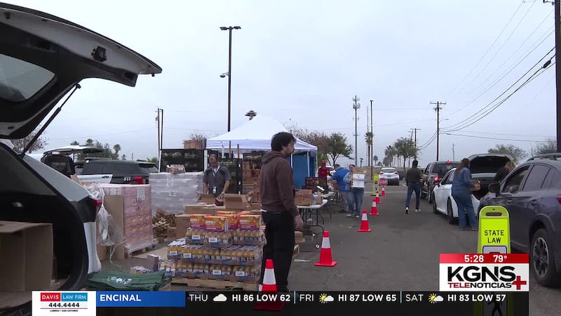 Reparten despensas a veteranos de Laredo