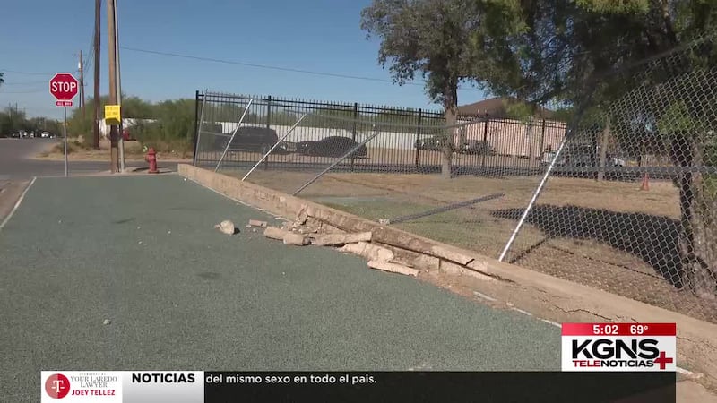 Chocan contra cerca de escuela Santo Niño y conductor huye de la escena