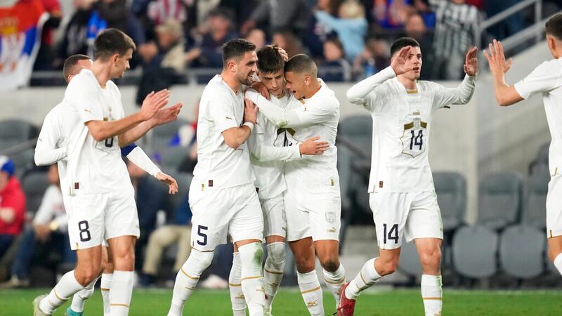 Luka Ilic (centro) festeja su tanto con la selección de Serbia durante un partido amistoso...