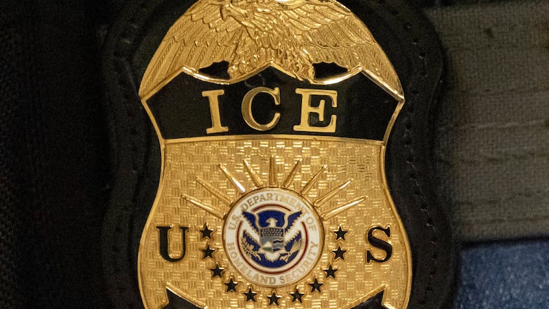 ARCHIVO - Un agente federal lleva una placa del Servicio de Inmigración y Control de Aduanas,...