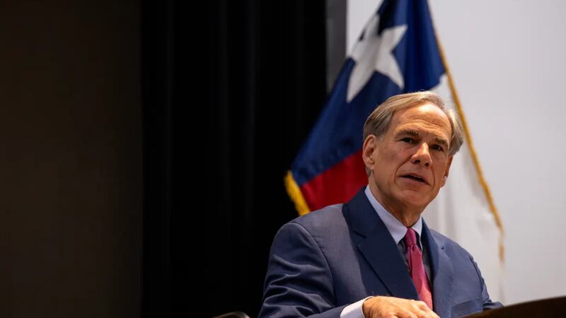 El gobernador Greg Abbott se dirige a los funcionarios encargados de hacer cumplir la ley...