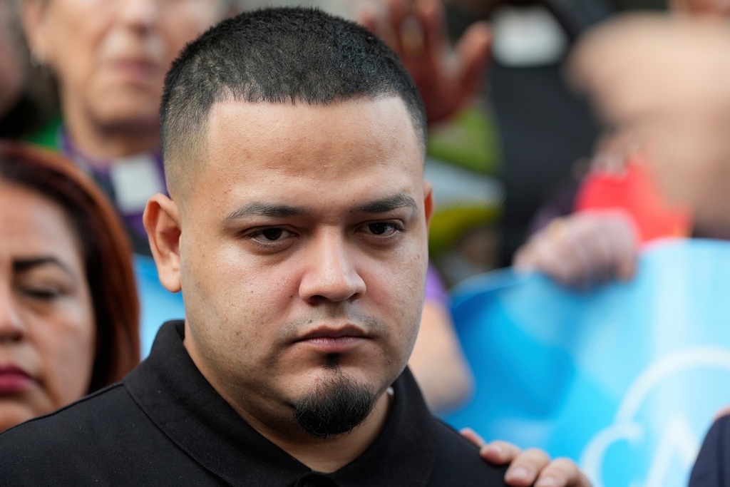 ARCHIVO - El inmigrante salvadoreño Kilmar Ábrego García asiste a una protesta ante la oficina...