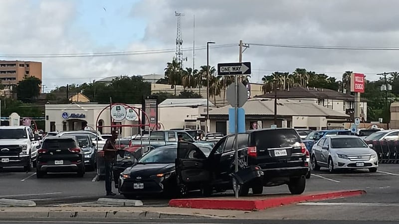 Policía busca a conductor que circulaba en sentido contrario tras accidente en Chihuahua Street