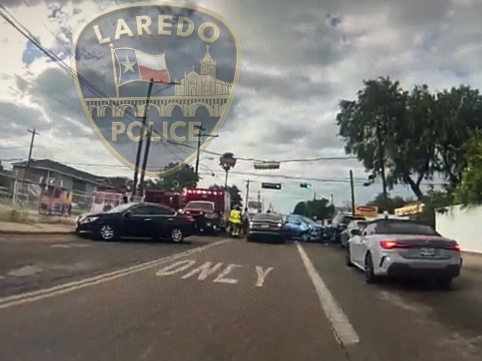 Three-vehicle crash blocks southbound Arkansas Avenue in Laredo