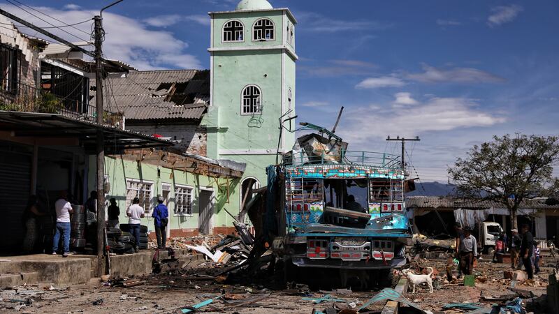Los residentes permanecen entre los escombros el día después de que una estación de policía...