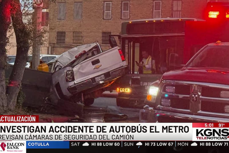 Investigan accidente de autobús El Metro en el centro de Laredo
