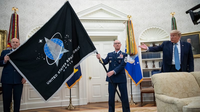 El general John “Jay” Raymond, comandante del Comando Espacial Estadounidense (izq) y el...