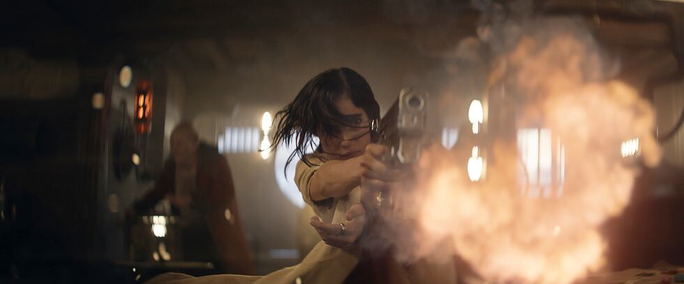 En esta imagen proporcionada por Netflix, Sofia Boutella en una escena de "Rebel Moon: Part...