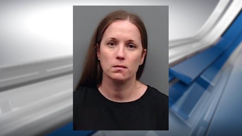 Ex trabajadora de guardería en Lindale se declara culpable de patear a los niños.