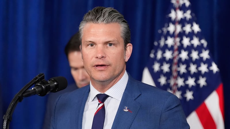 El secretario de Defensa de Estados Unidos, Pete Hegseth, habla en Mar-a-Lago, el sábado 3 de...
