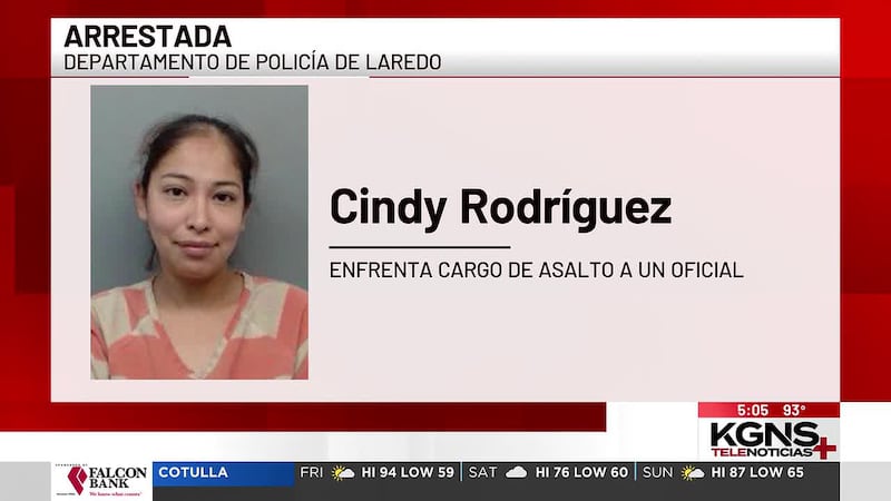 Paciente de hospital es arrestada por presuntamente golpear y morder a oficial de la policía...